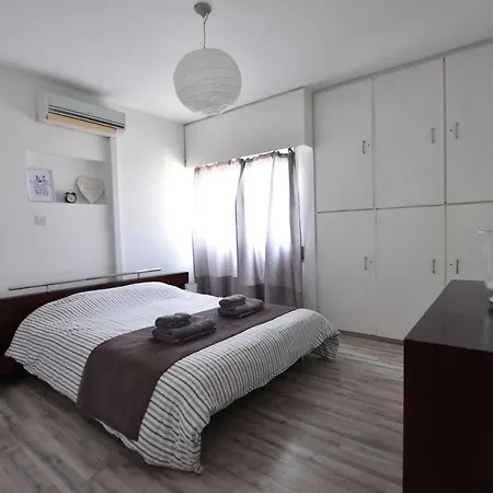 Glabur - The Cozy 2 Bdr - City, Free Parking & Wifi, Welcomes You!!!